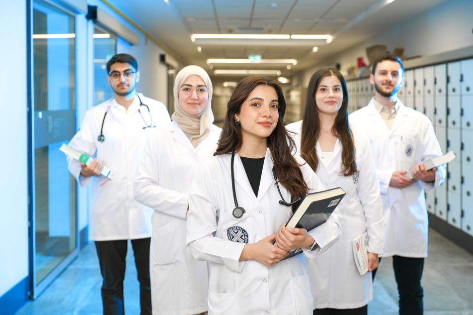 Should I Choose an Employee Medical Courier Job or App-Based Prescription Delivery Work?