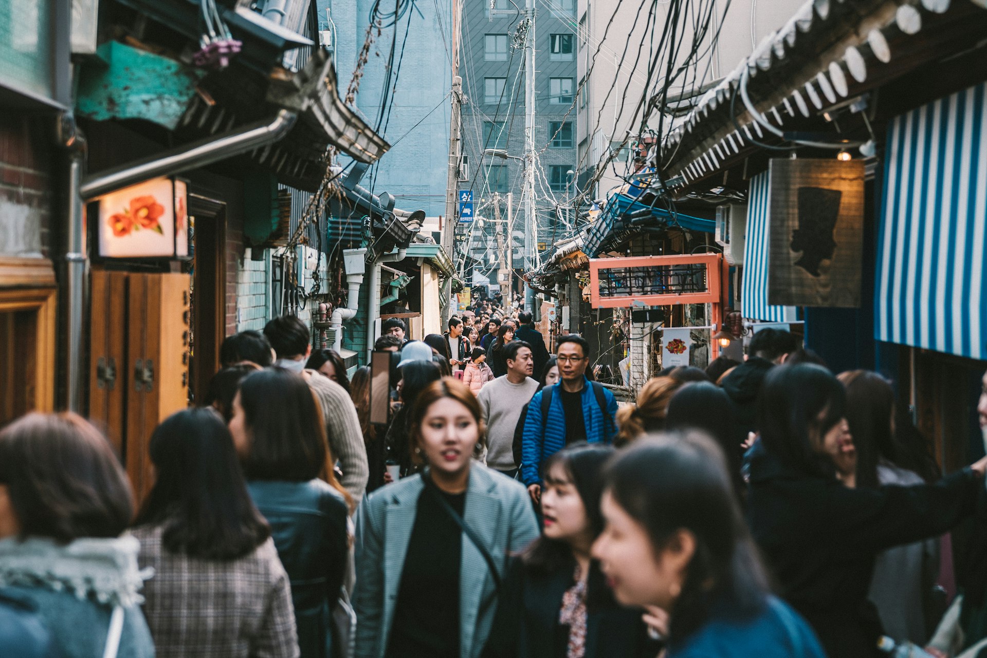 Navigating Career Growth in Cross-Cultural Environments: Strategies, Benefits, and Real-World Guidance