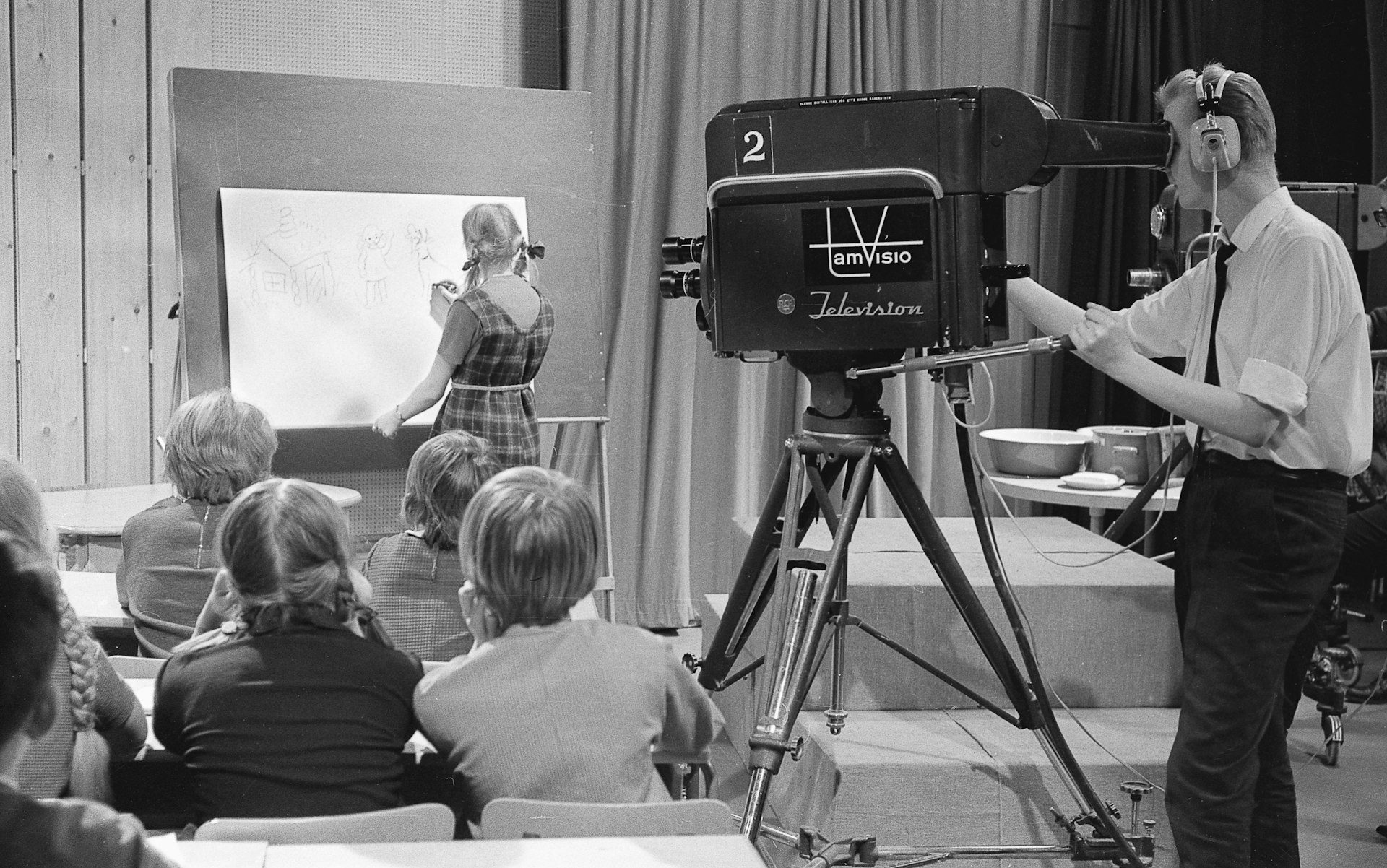 Unlocking Student Engagement and Literacy through Digital Storytelling in Education